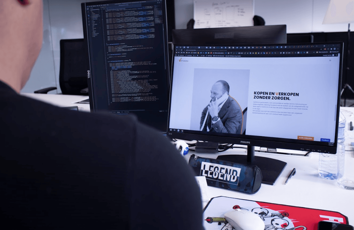 personne regardant un écran d'ordinateur